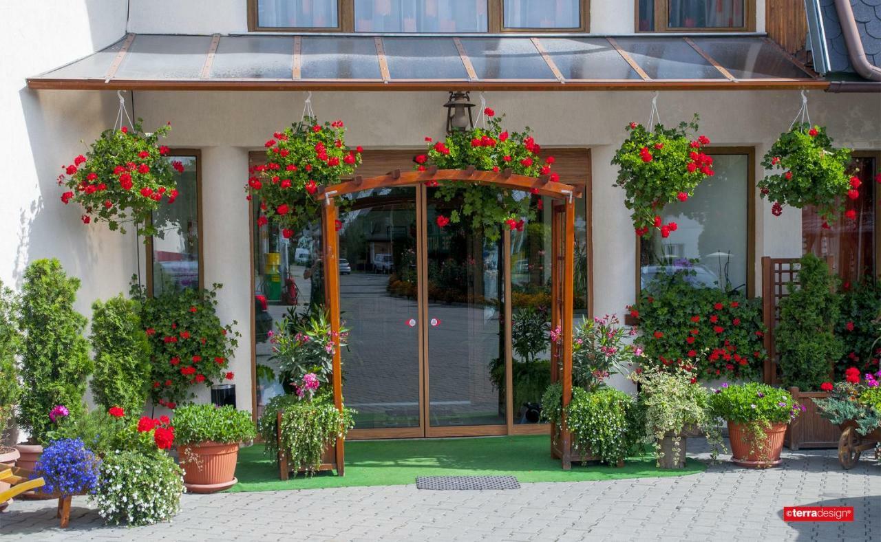 Hotel Cosmos Campulung Moldovenesc Exterior photo